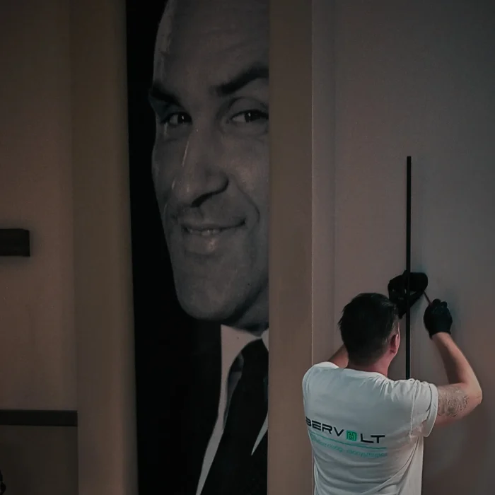 a bervolt kivitelező éppen villanyt szerel a hungaroton irodájában