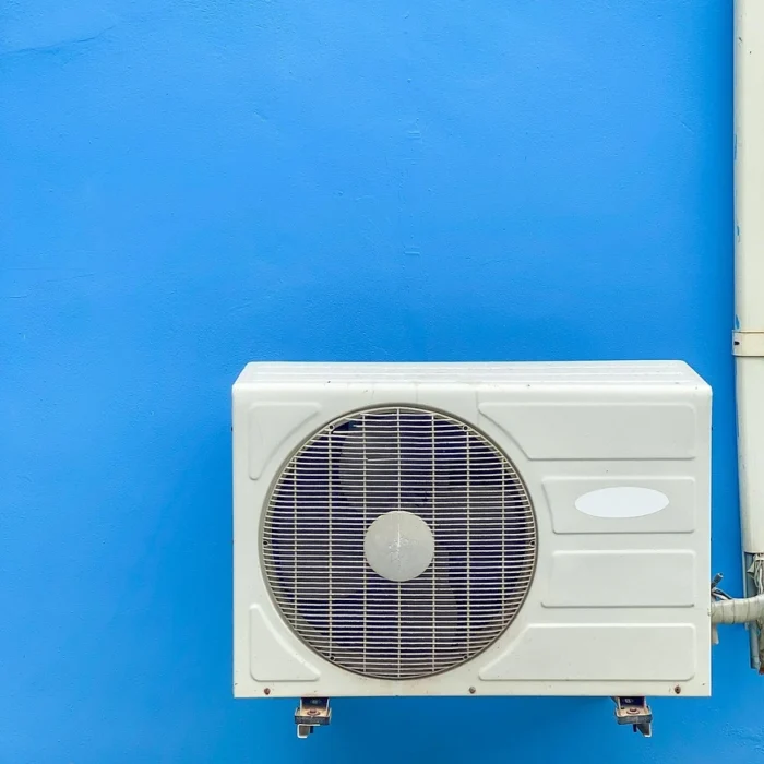 egy kék falra szerelt klíma